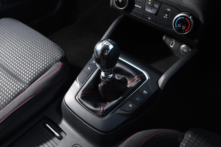 Детали интерьера Ford Focus ST-Line Estate 2018 года  (UK) (фото 10 из 12)